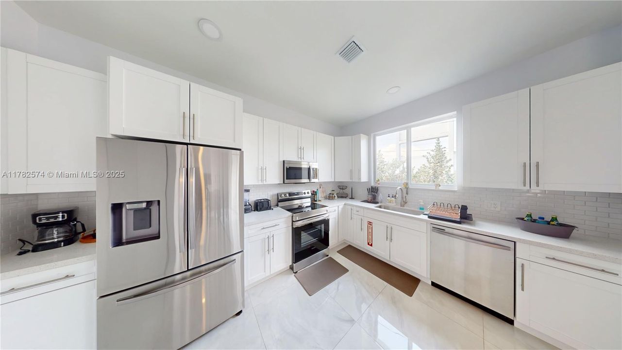 Recently Sold: $585,000 (3 beds, 2 baths, 1296 Square Feet)