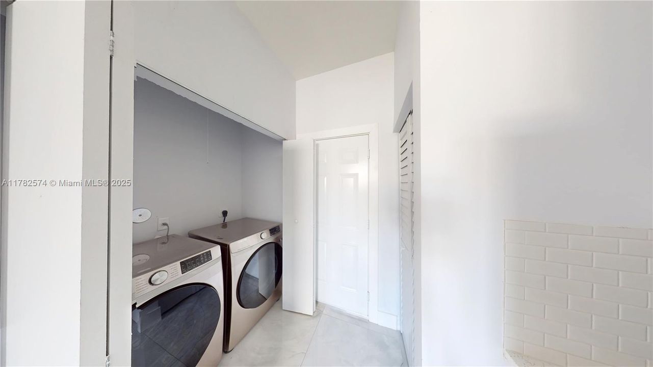 Recently Sold: $585,000 (3 beds, 2 baths, 1296 Square Feet)