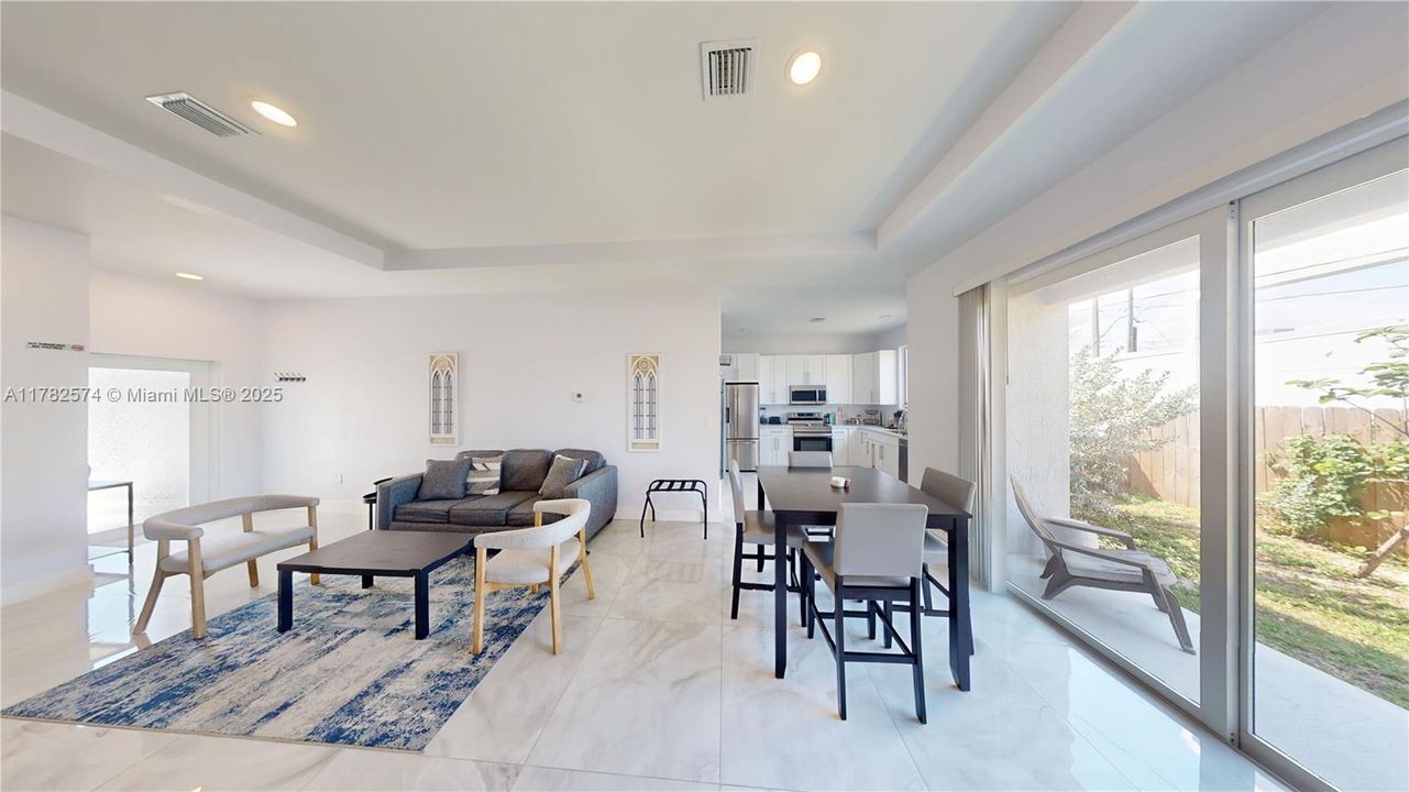 Recently Sold: $585,000 (3 beds, 2 baths, 1296 Square Feet)