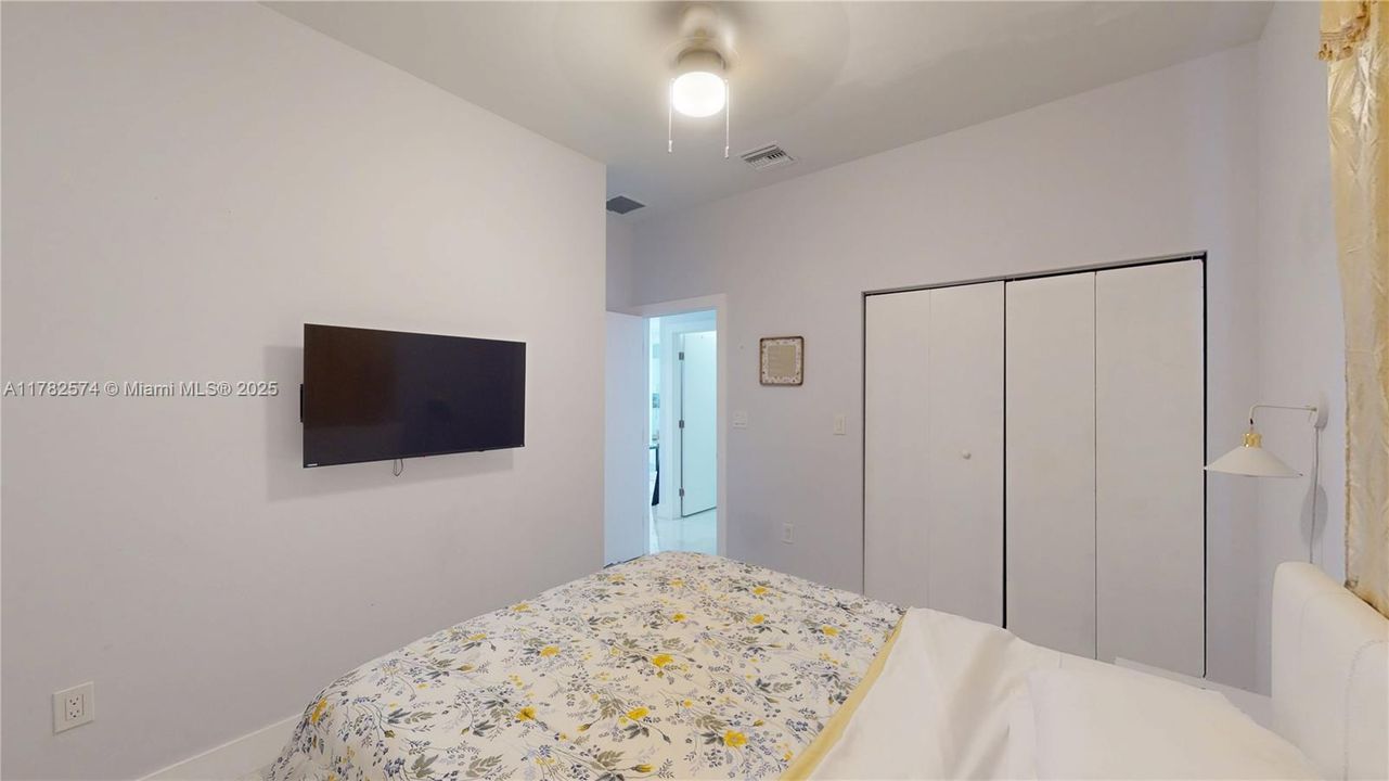 Recently Sold: $585,000 (3 beds, 2 baths, 1296 Square Feet)