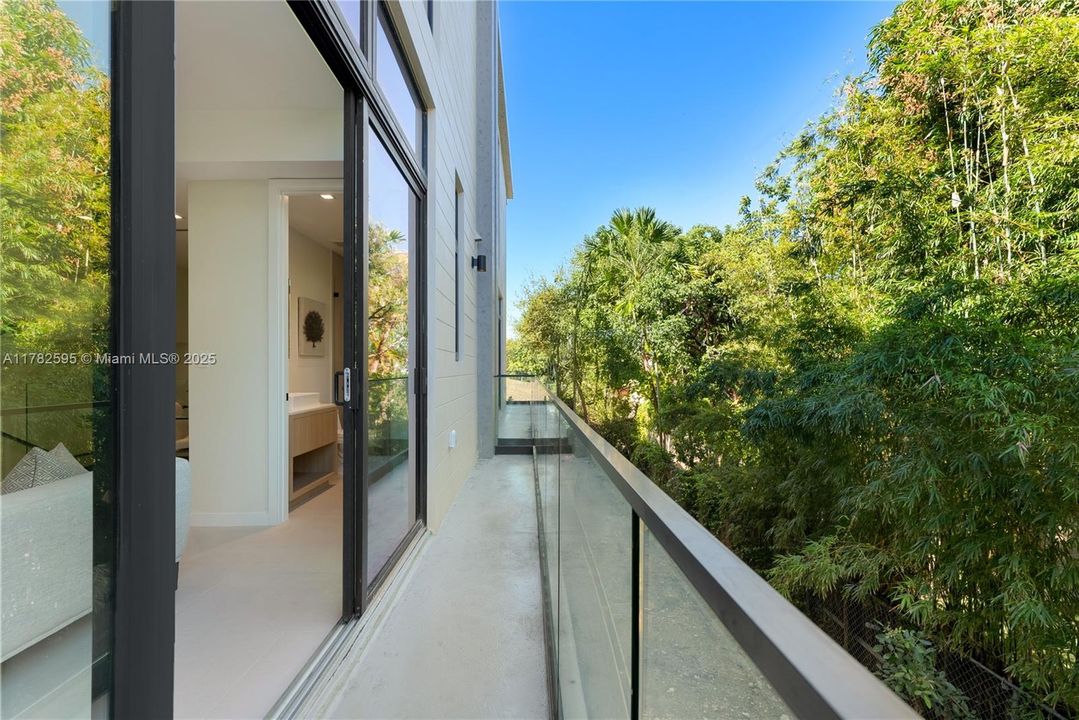 En Venta: $1,225,000 (3 camas, 3 baños, 2021 Pies cuadrados)