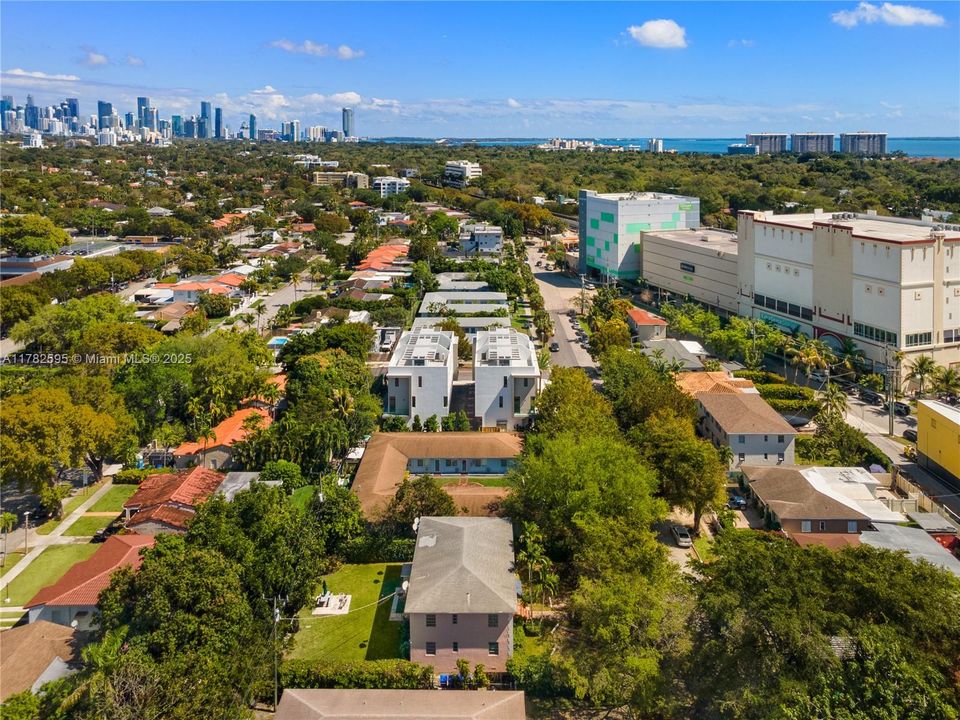 En Venta: $1,225,000 (3 camas, 3 baños, 2021 Pies cuadrados)