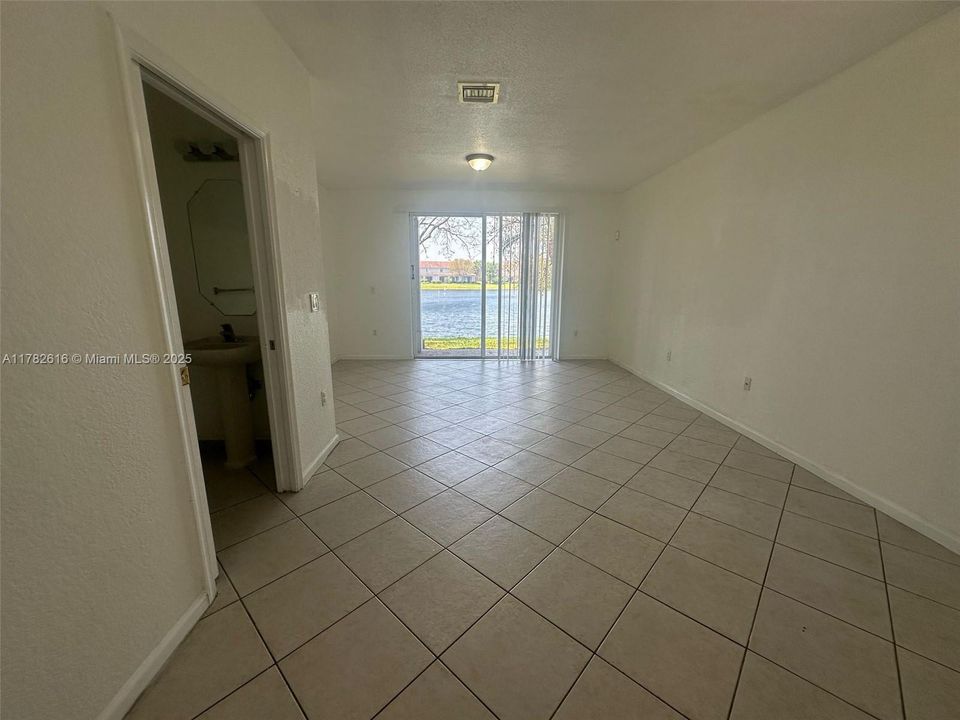 Недавно продано: $340,000 (2 спален, 2 ванн, 1056 Квадратных фут)