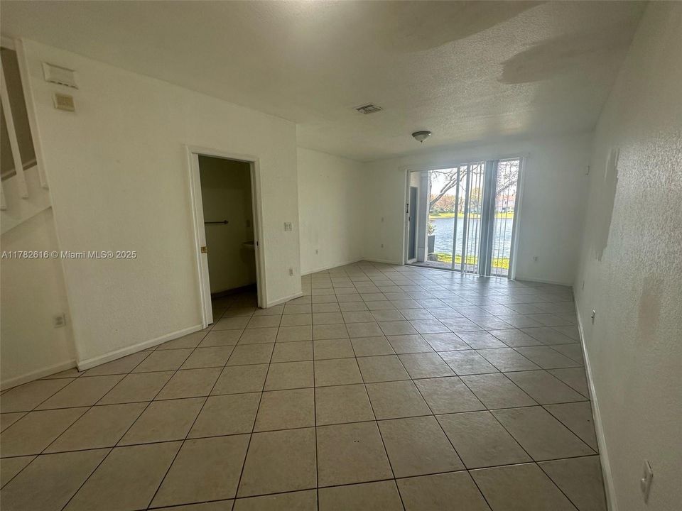 Недавно продано: $340,000 (2 спален, 2 ванн, 1056 Квадратных фут)