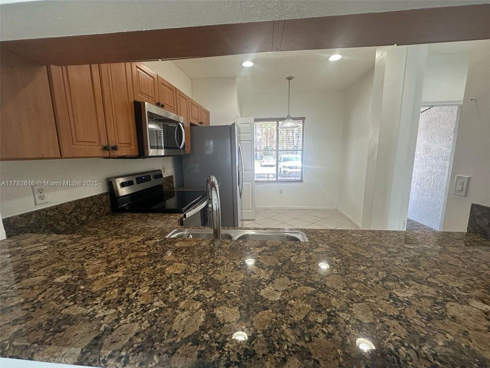 Недавно продано: $340,000 (2 спален, 2 ванн, 1056 Квадратных фут)