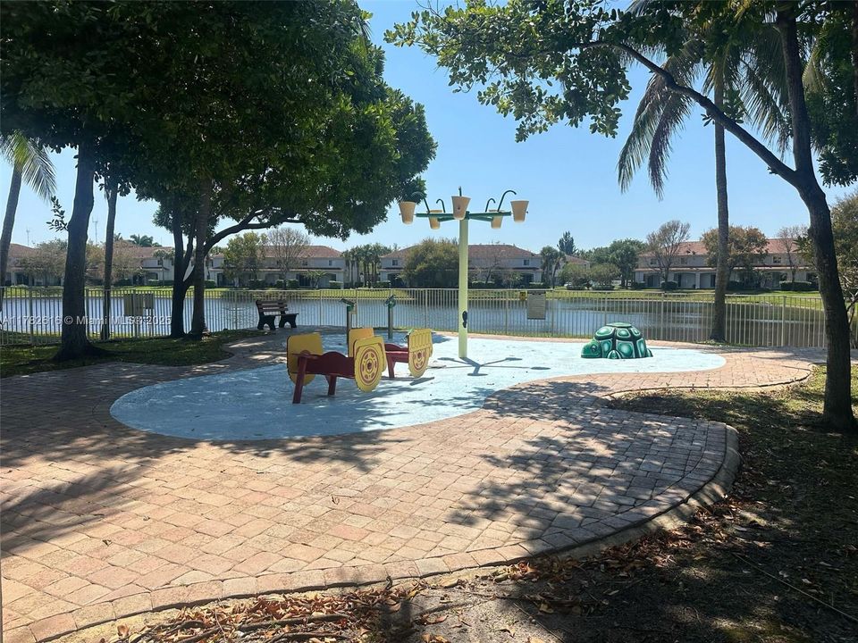 Недавно продано: $340,000 (2 спален, 2 ванн, 1056 Квадратных фут)