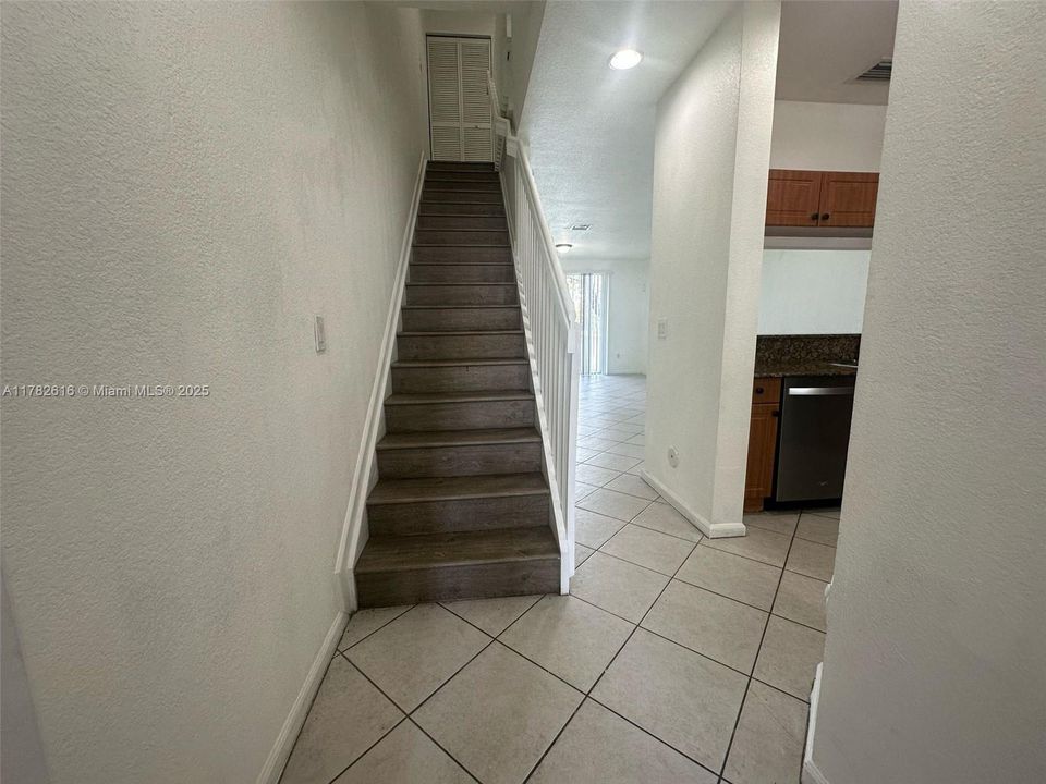 Недавно продано: $340,000 (2 спален, 2 ванн, 1056 Квадратных фут)