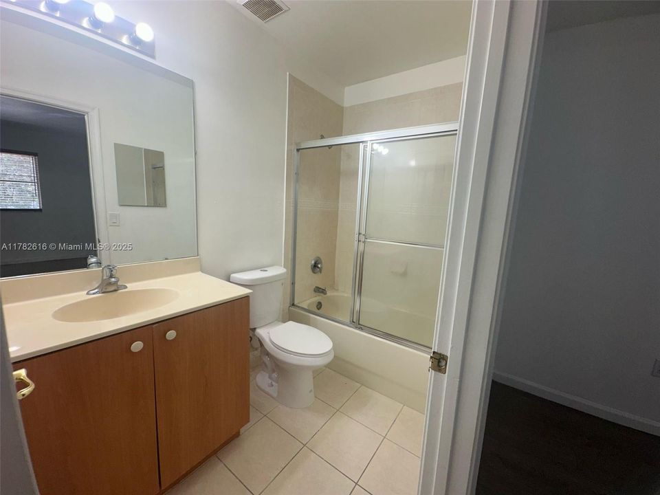 Недавно продано: $340,000 (2 спален, 2 ванн, 1056 Квадратных фут)