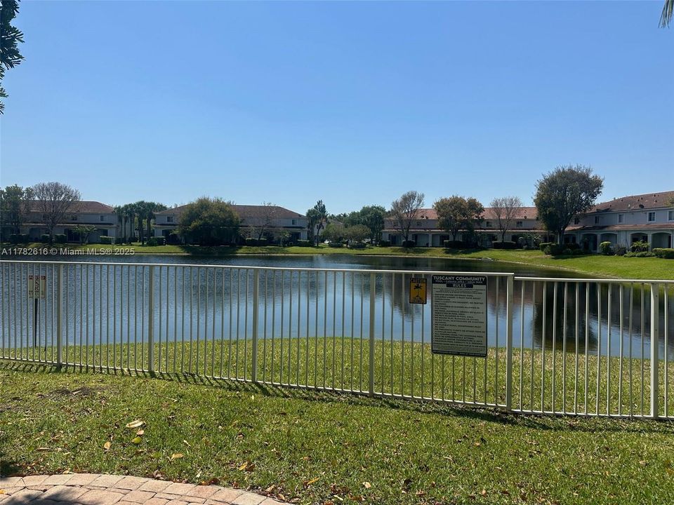 Недавно продано: $340,000 (2 спален, 2 ванн, 1056 Квадратных фут)