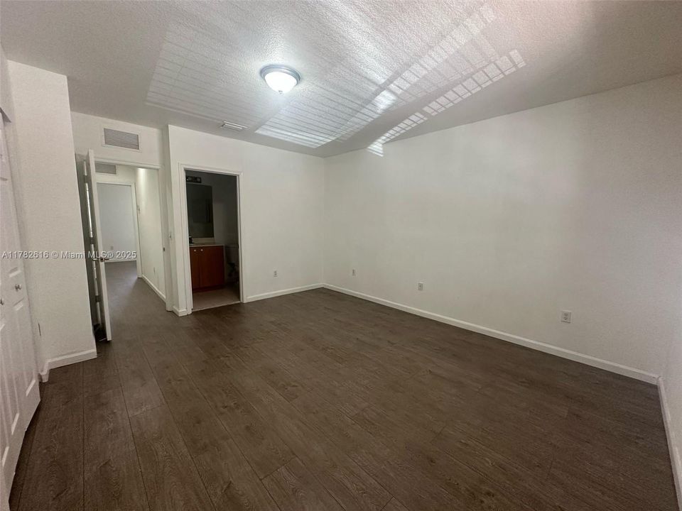 Недавно продано: $340,000 (2 спален, 2 ванн, 1056 Квадратных фут)