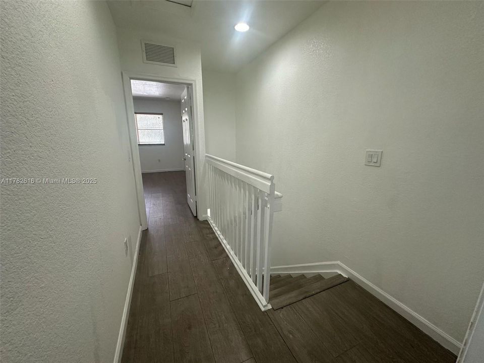 Недавно продано: $340,000 (2 спален, 2 ванн, 1056 Квадратных фут)