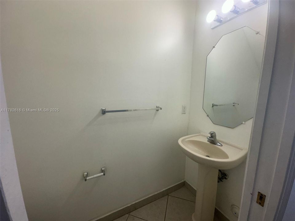 Недавно продано: $340,000 (2 спален, 2 ванн, 1056 Квадратных фут)