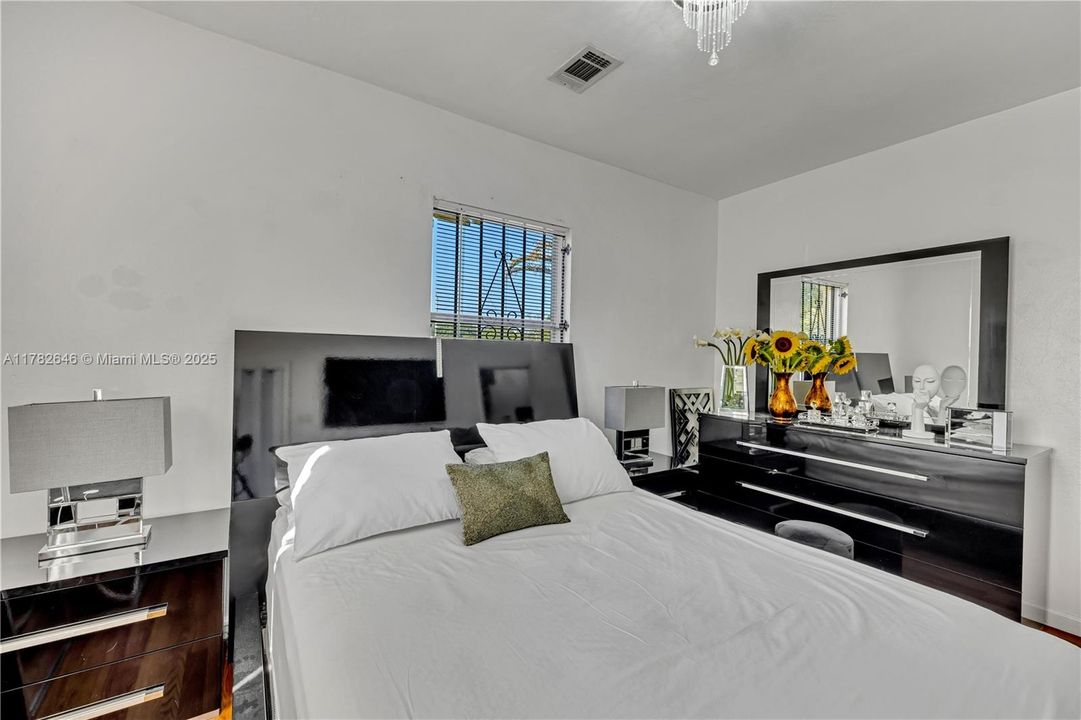 Недавно продано: $520,000 (3 спален, 2 ванн, 1080 Квадратных фут)