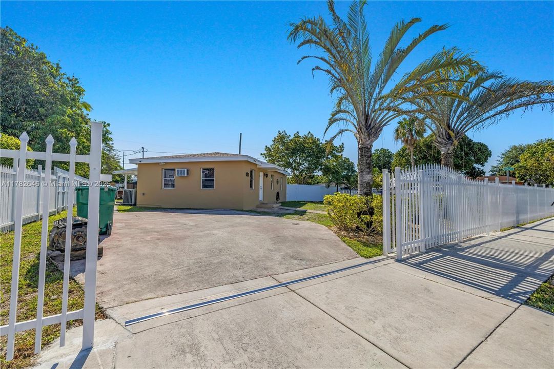 Недавно продано: $520,000 (3 спален, 2 ванн, 1080 Квадратных фут)