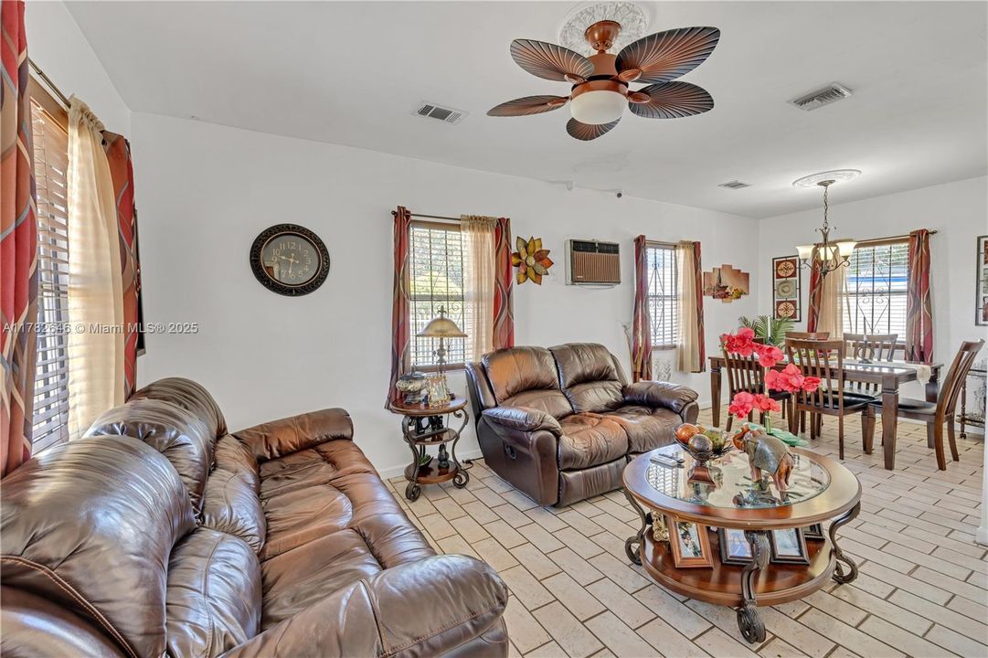 Недавно продано: $520,000 (3 спален, 2 ванн, 1080 Квадратных фут)