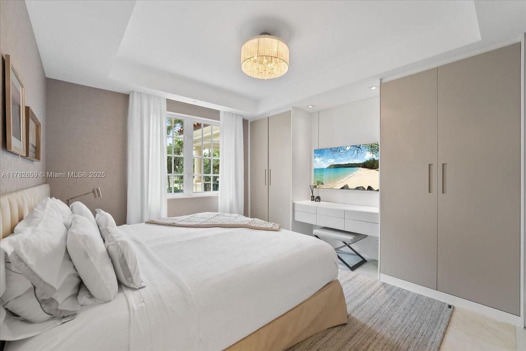 For Sale: $11,500,000 (4 beds, 3 baths, 3580 Square Feet)