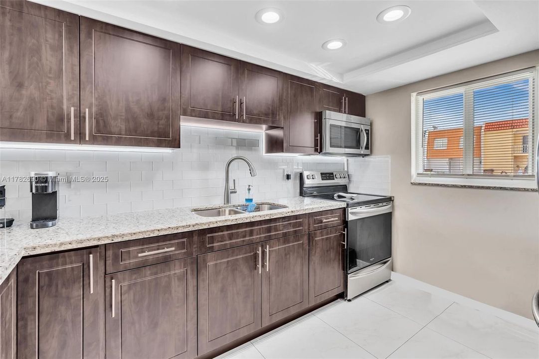 Недавно продано: $399,997 (2 спален, 1 ванн, 1278 Квадратных фут)