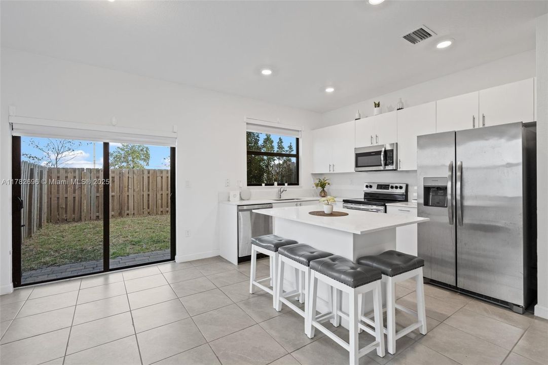 待售: $470,000 (3 贝兹, 3 浴室, 1328 平方英尺)