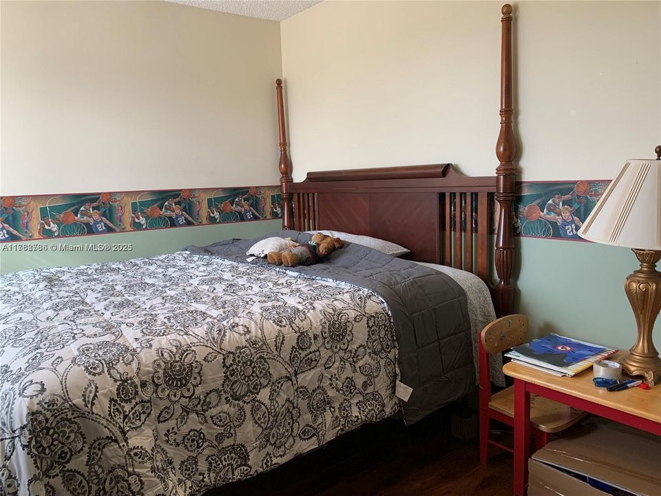 Activo con contrato: $4,900 (5 camas, 2 baños, 2527 Pies cuadrados)