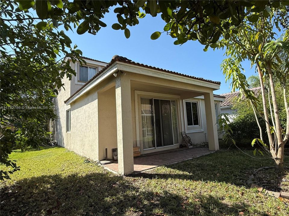 Activo con contrato: $4,900 (5 camas, 2 baños, 2527 Pies cuadrados)