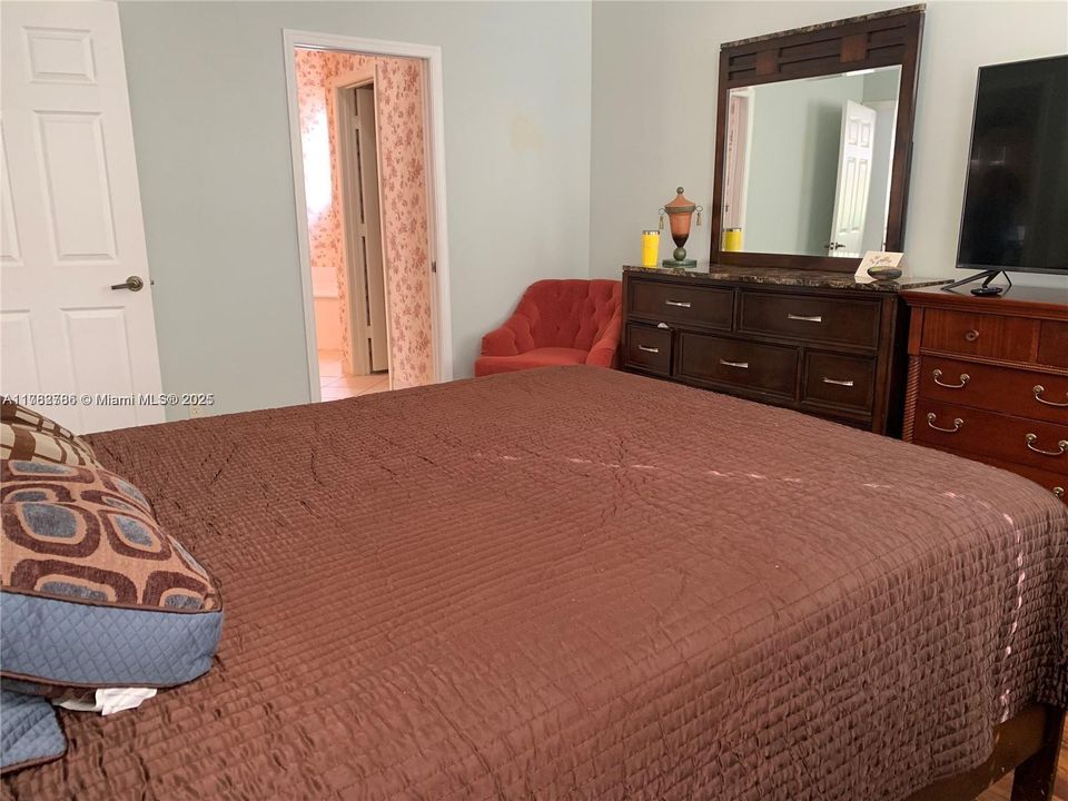 Activo con contrato: $4,900 (5 camas, 2 baños, 2527 Pies cuadrados)