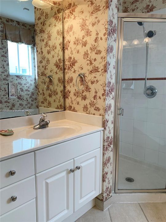 Activo con contrato: $4,900 (5 camas, 2 baños, 2527 Pies cuadrados)