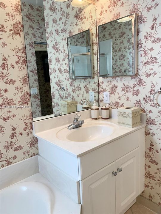 Activo con contrato: $4,900 (5 camas, 2 baños, 2527 Pies cuadrados)