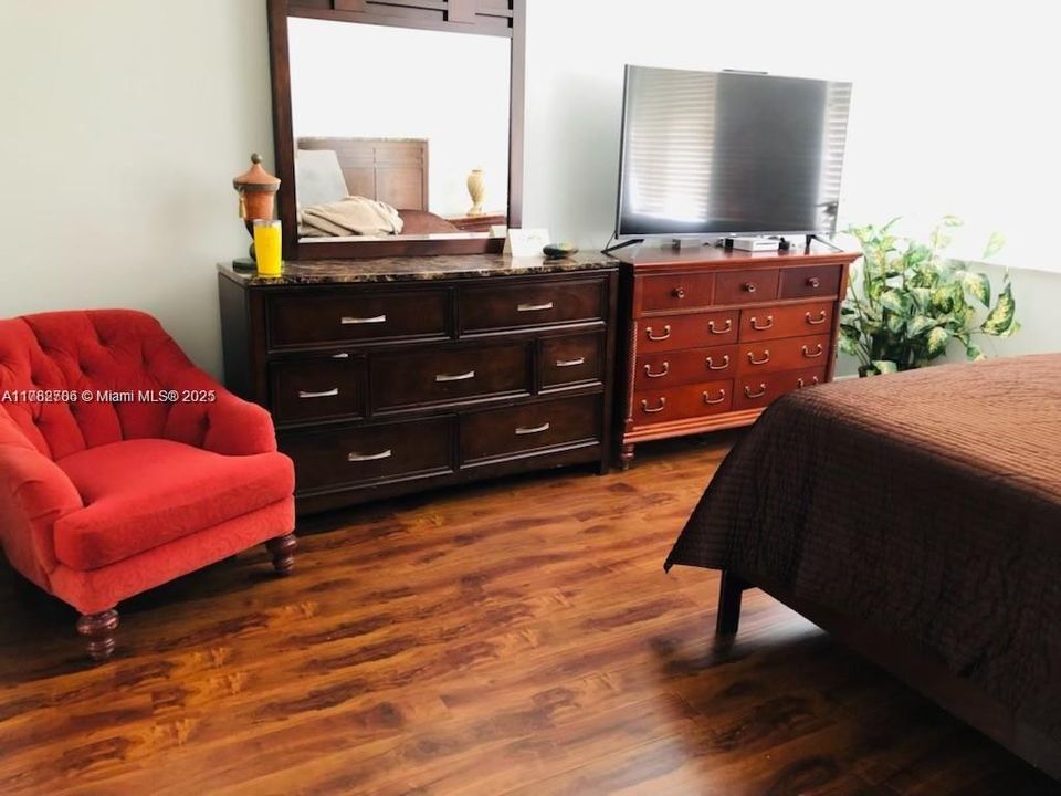 Activo con contrato: $4,900 (5 camas, 2 baños, 2527 Pies cuadrados)