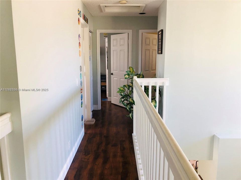 Activo con contrato: $4,900 (5 camas, 2 baños, 2527 Pies cuadrados)