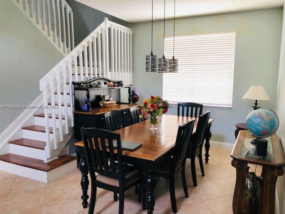 Activo con contrato: $4,900 (5 camas, 2 baños, 2527 Pies cuadrados)