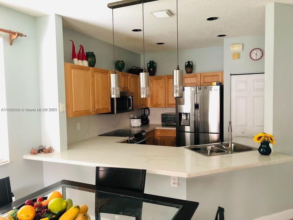 Activo con contrato: $4,900 (5 camas, 2 baños, 2527 Pies cuadrados)