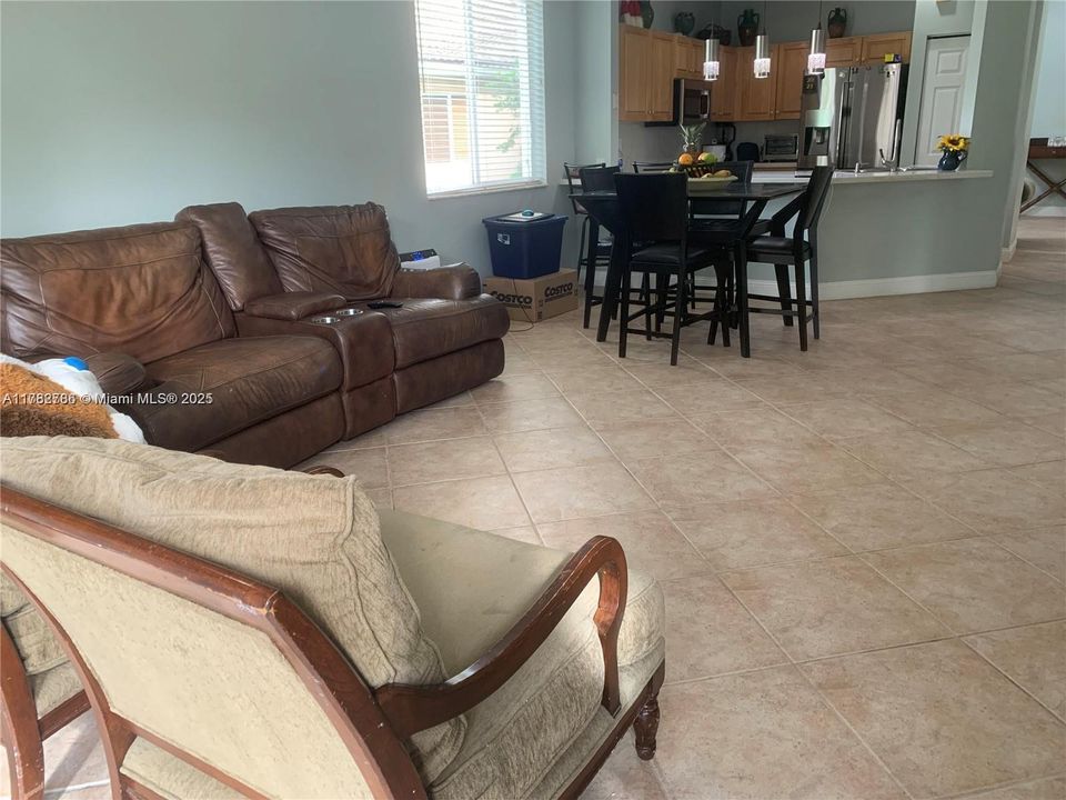 Activo con contrato: $4,900 (5 camas, 2 baños, 2527 Pies cuadrados)