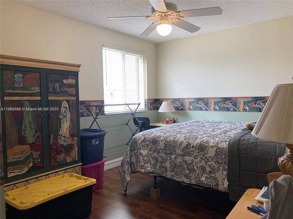 Activo con contrato: $4,900 (5 camas, 2 baños, 2527 Pies cuadrados)