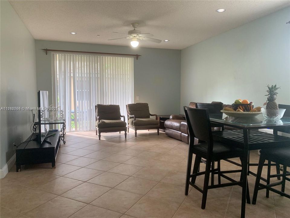 Activo con contrato: $4,900 (5 camas, 2 baños, 2527 Pies cuadrados)