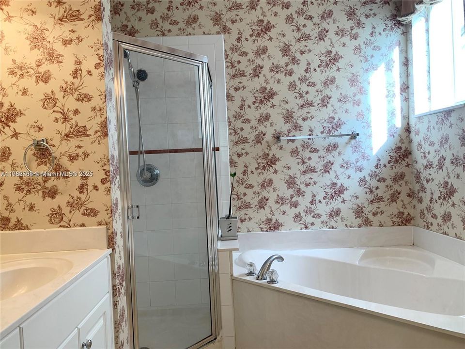 Activo con contrato: $4,900 (5 camas, 2 baños, 2527 Pies cuadrados)