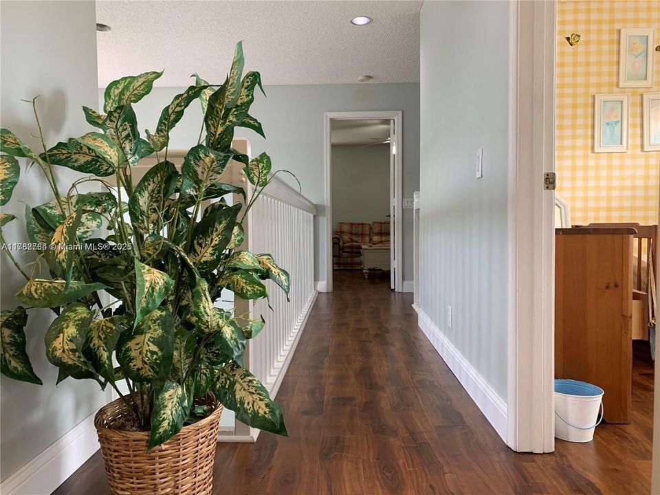 Activo con contrato: $4,900 (5 camas, 2 baños, 2527 Pies cuadrados)