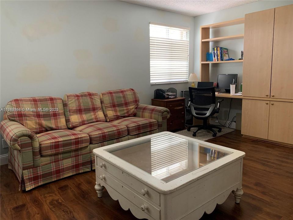 Activo con contrato: $4,900 (5 camas, 2 baños, 2527 Pies cuadrados)