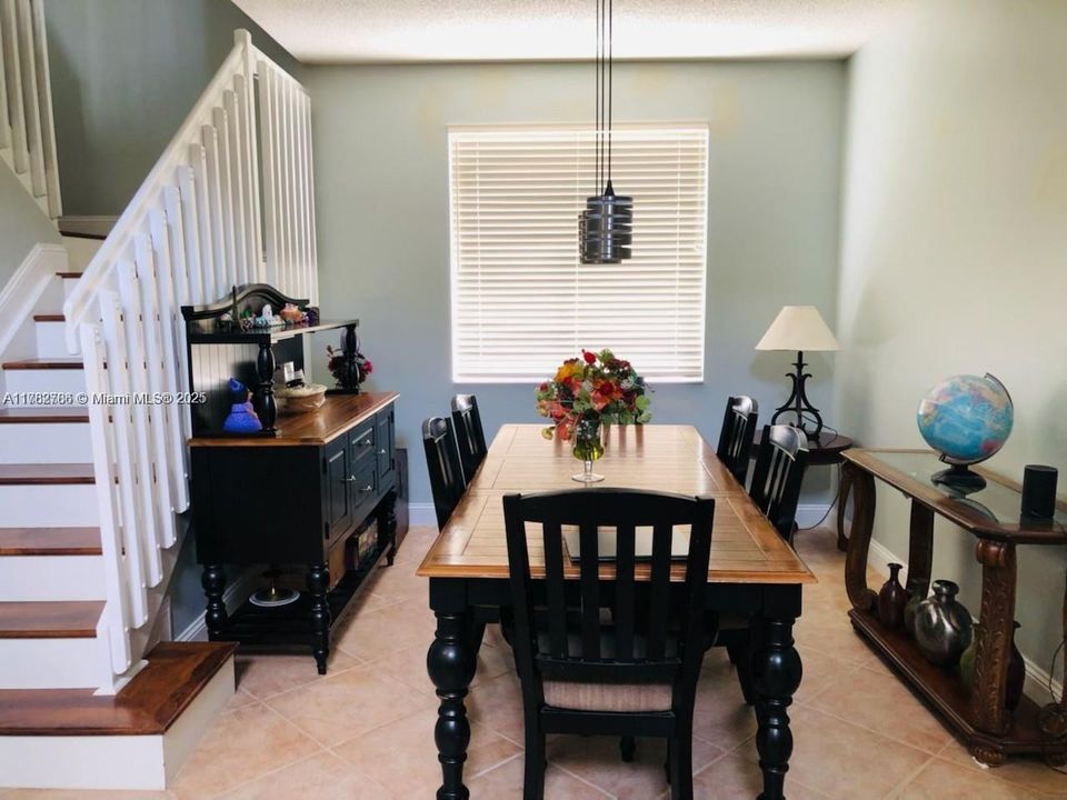 Activo con contrato: $4,900 (5 camas, 2 baños, 2527 Pies cuadrados)