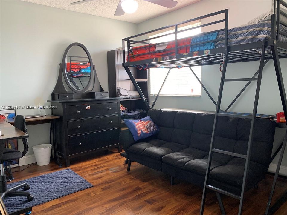 Activo con contrato: $4,900 (5 camas, 2 baños, 2527 Pies cuadrados)