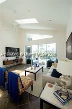 Недавно продано: $840,000 (3 спален, 3 ванн, 1952 Квадратных фут)