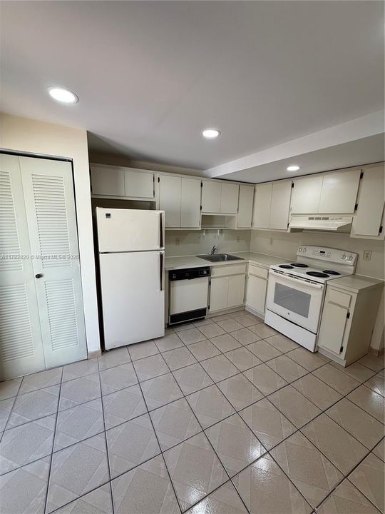 Vendido Recientemente: $289,000 (2 camas, 2 baños, 888 Pies cuadrados)