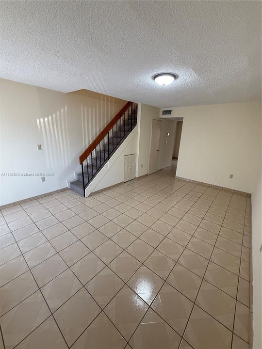 Vendido Recientemente: $289,000 (2 camas, 2 baños, 888 Pies cuadrados)