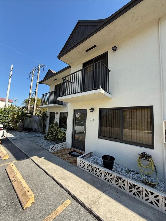 Vendido Recientemente: $289,000 (2 camas, 2 baños, 888 Pies cuadrados)