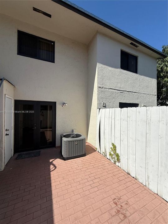 Vendido Recientemente: $289,000 (2 camas, 2 baños, 888 Pies cuadrados)