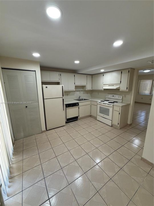 Vendido Recientemente: $289,000 (2 camas, 2 baños, 888 Pies cuadrados)