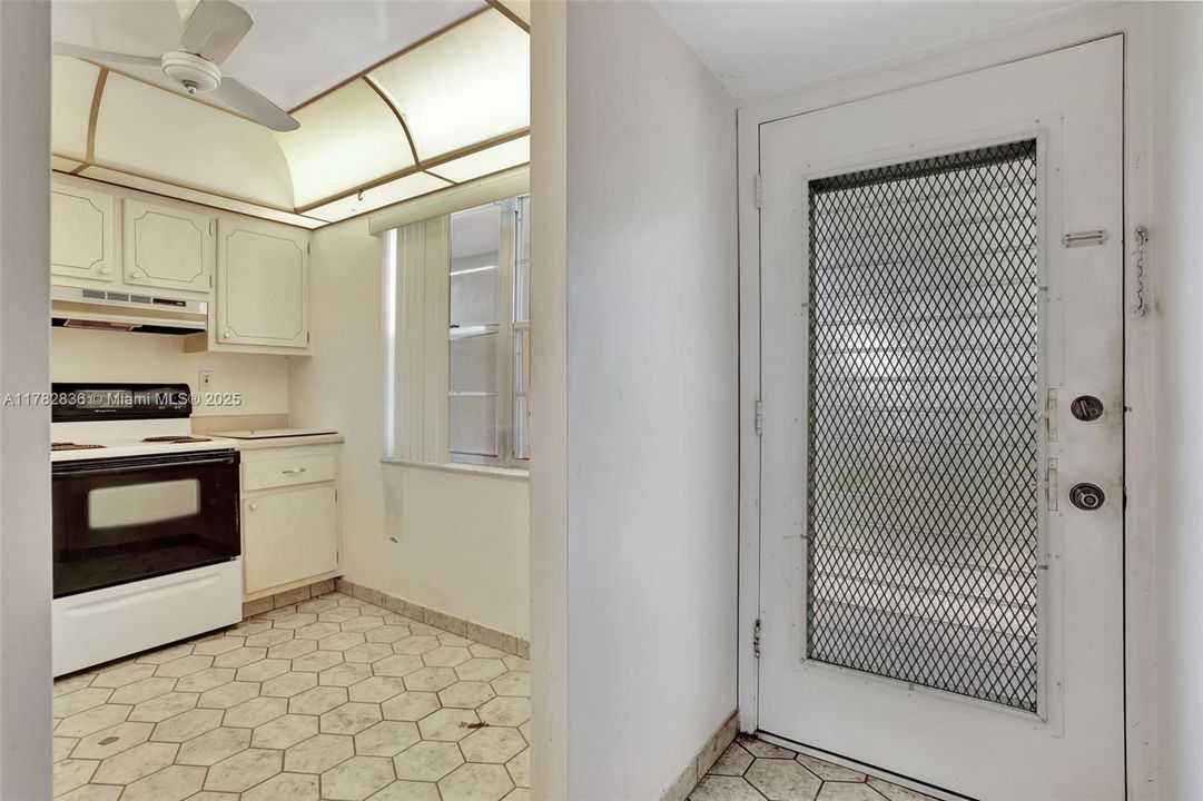 Недавно продано: $60,000 (1 спален, 1 ванн, 705 Квадратных фут)