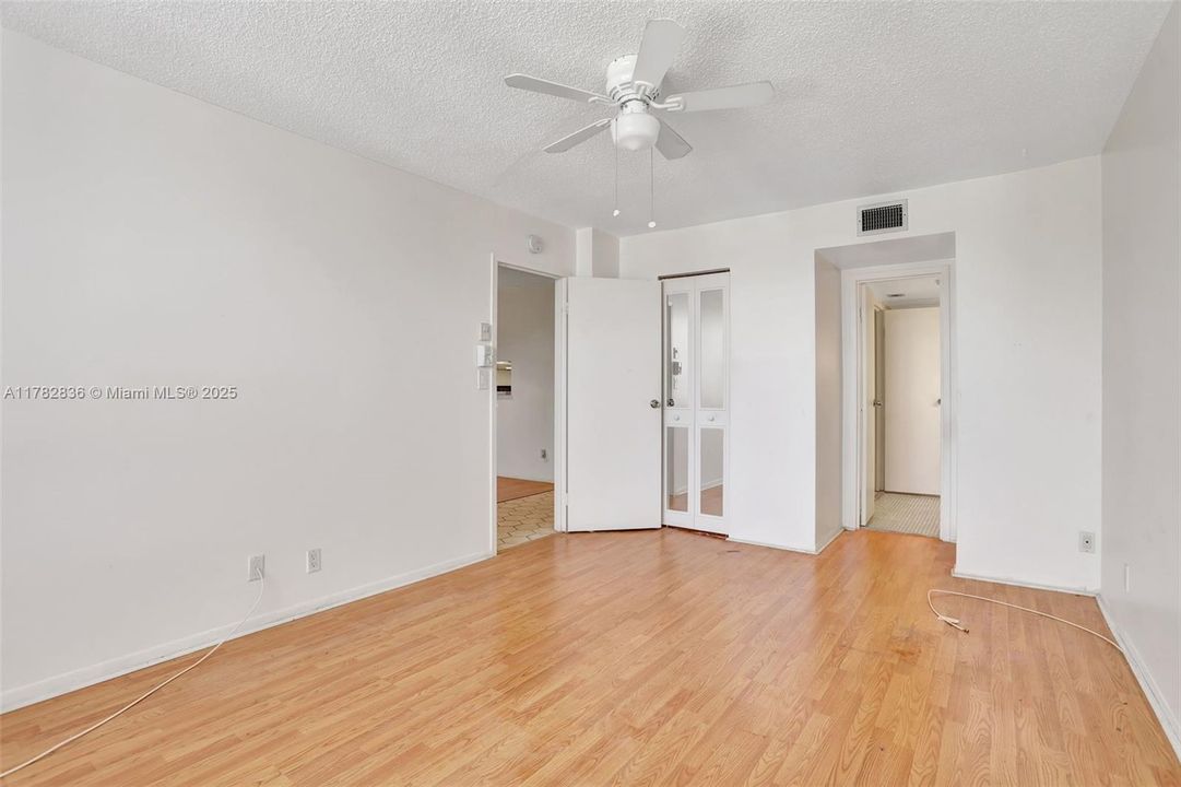 Недавно продано: $60,000 (1 спален, 1 ванн, 705 Квадратных фут)