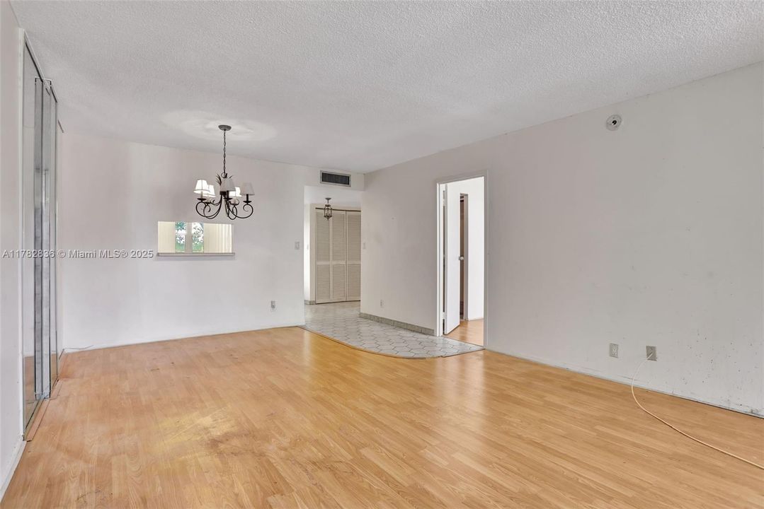 Недавно продано: $60,000 (1 спален, 1 ванн, 705 Квадратных фут)