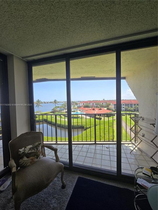 最近租的: $1,800 (1 贝兹, 2 浴室, 1040 平方英尺)