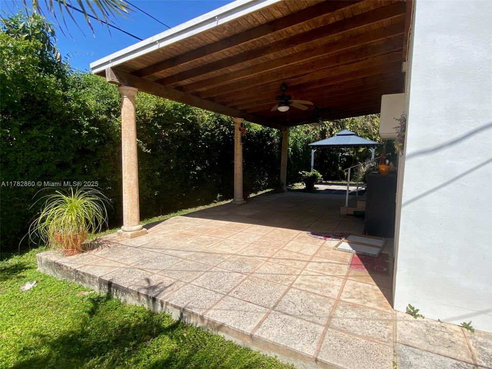 En Venta: $829,000 (3 camas, 2 baños, 1370 Pies cuadrados)